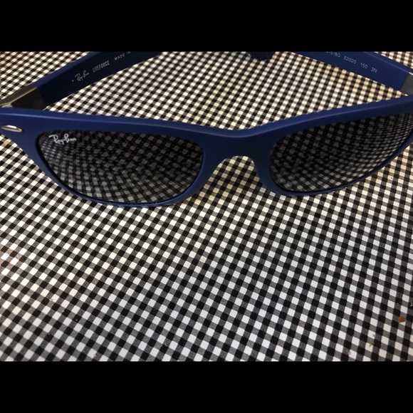 Ray-Ban blue wayfarer liteforce sunglasses - Picture 2 of 5